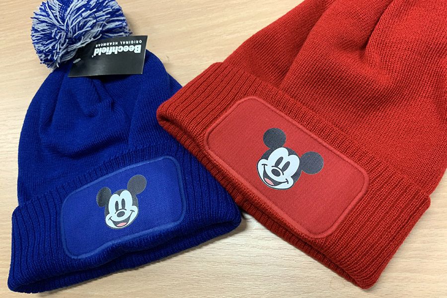 mutsen met pompon met Mickey Mouse voor een activiteit van Disney